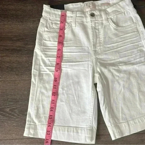 Jen7 Sculpting Bermuda Jean Shorts in White with Gold Buckle. Size 0. NWT! - Picture 16 of 16